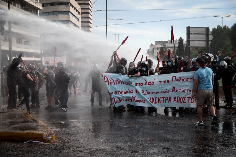 Χημικά και νερό κατά διαδηλωτών στην πρεσβεία του Ισραήλ (εικόνες)