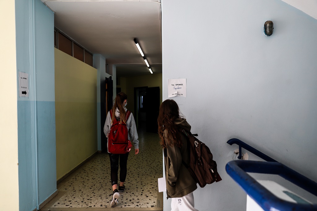 Επιστροφή στον Μεσαίωνα: Διευθύντρια σε σχολείο της Θεσσαλονίκης απαγόρευσε τις φούστες και τα σορτς