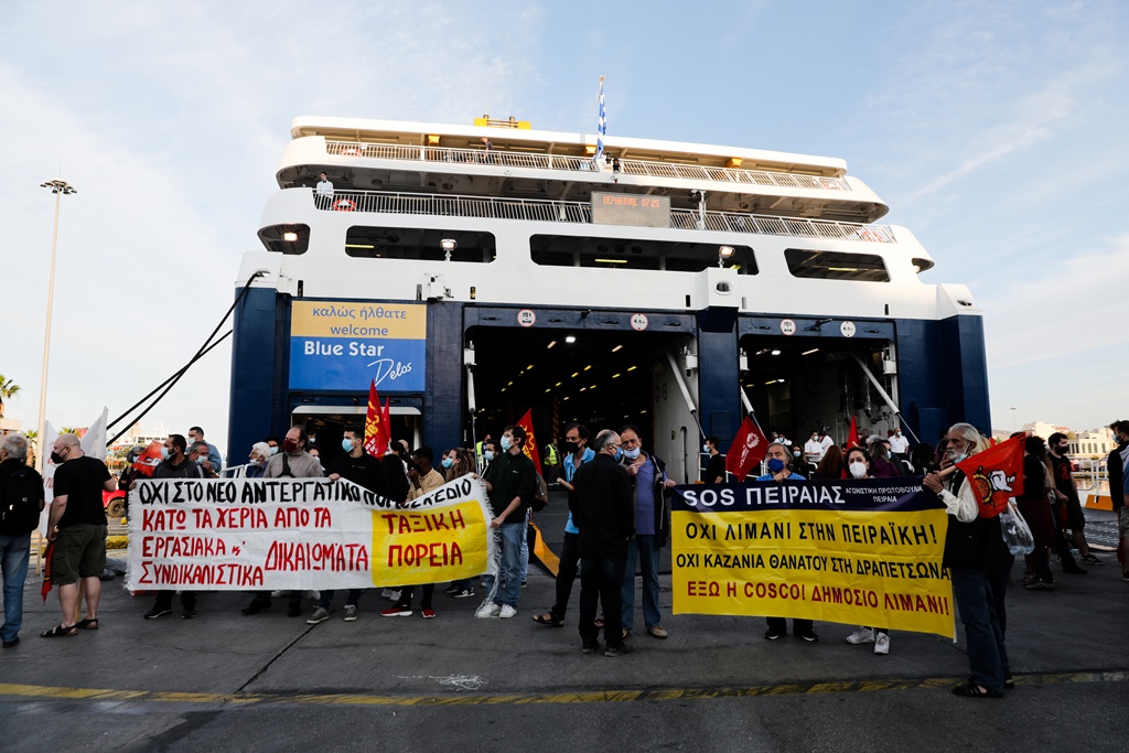 Λύθηκε η απεργία της ΠΕΝΕΝ στον Πειραιά  για το νέο εργασιακό – Ουρές στο λιμάνι (Video – Photos)