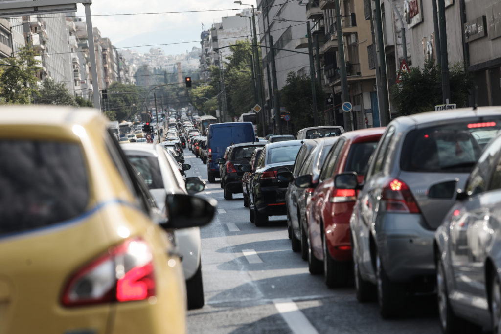 Κυκλοφοριακό κομφούζιο στους δρόμους – Μποτιλιάρισμα στον Κηφισό από ακινητοποιημένο όχημα