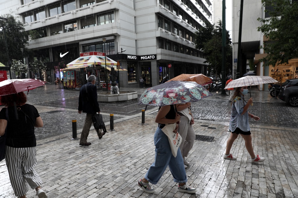 Καταιγίδα στην Αθήνα με κεραυνούς και χαλάζι (Photos-Video)