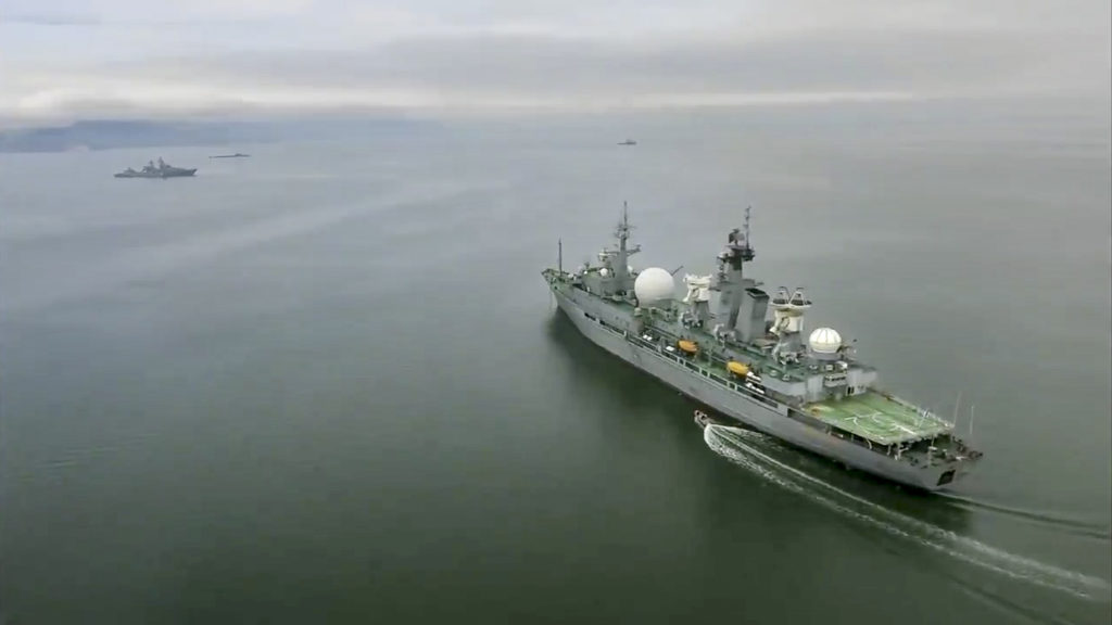 Μαύρη Θάλασσα: Προειδοποιητικά πυρά ρωσικού πολεμικού εναντίον βρετανικού – Διαψεύδει το βρετανικό υπουργείο Άμυνας