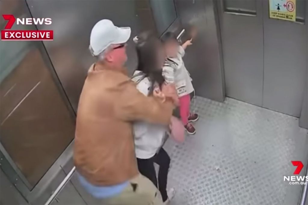Αυστραλία: Σοκαριστικό βίντεο από τη στιγμή που 54χρονος «στριμώχνει» 13χρονη σε ασανσέρ