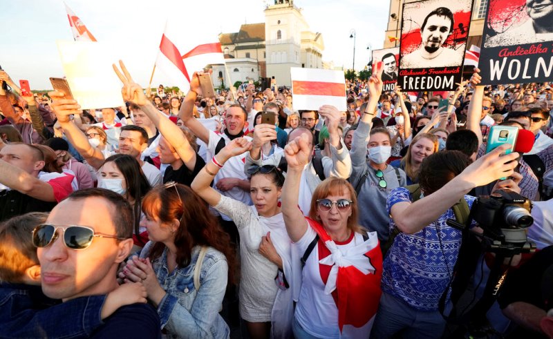 Πολωνία: Δεκάδες εξόριστοι Λευκορώσοι διαδήλωσαν στα σύνορα κατά του προέδρου Λουκασένκο