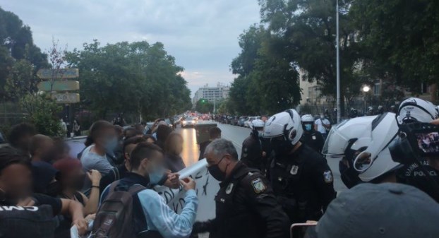 ΑΠΘ: Επίθεση αστυνομικών χωρίς διακριτικά σε συνεργάτη του Documento (Videos)