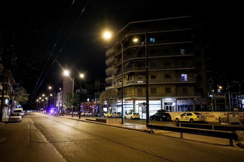 Από τη 01:30 η απαγόρευση κυκλοφορίας, εστίαση μετά μουσικής υπό όρους – Τι αλλάζει από το Σάββατο