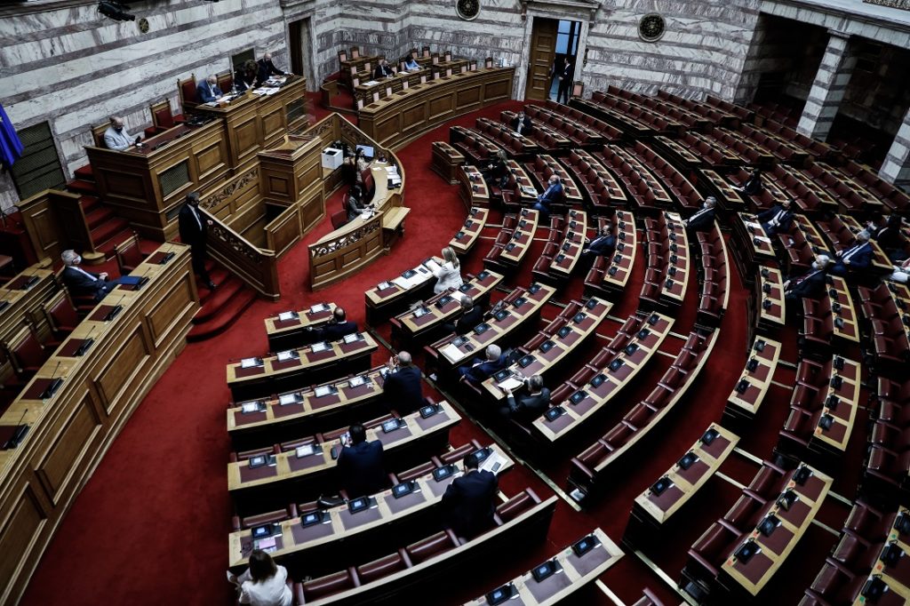 Βουλή: Σφυροκόπημα από αντιπολίτευση και φορείς κατά του αντεργατικού νομοσχεδίου