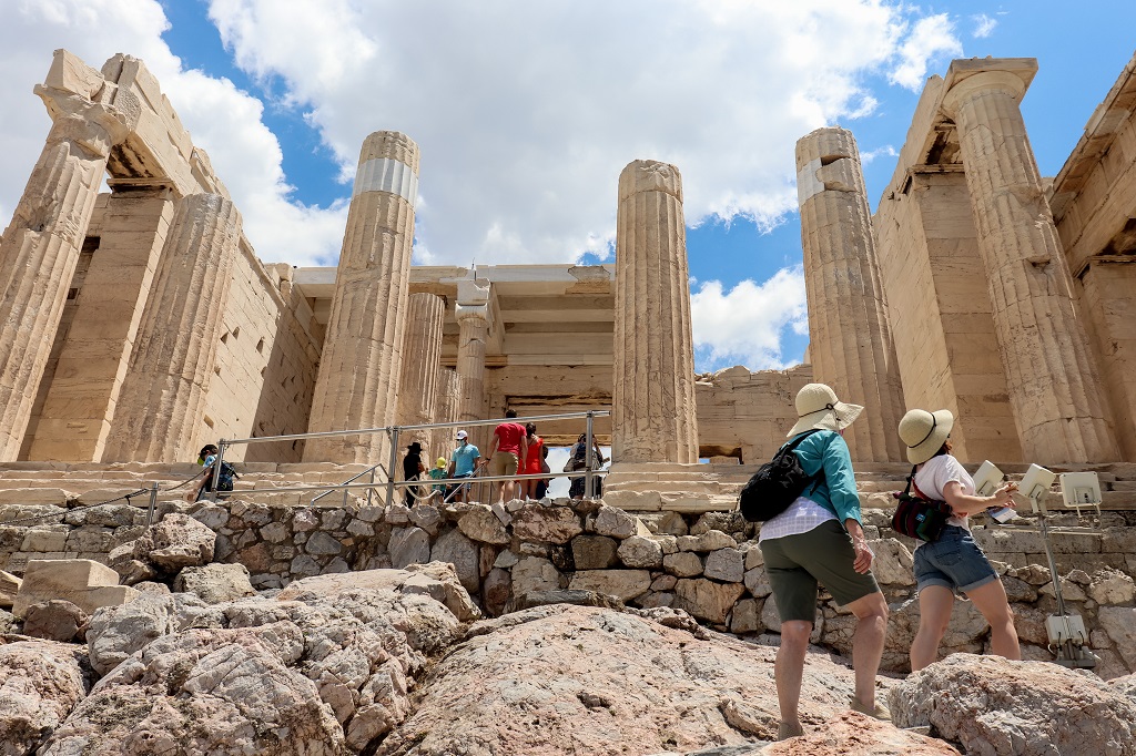 Κλείνει η Ακρόπολη λόγω καύσωνα από τις 12.00 έως τις 17.00