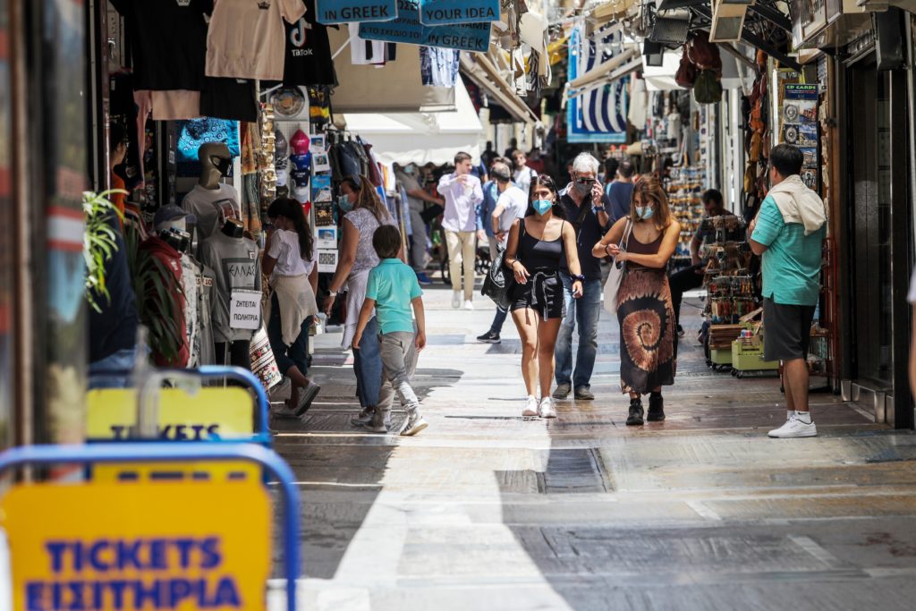 Με χαμηλό ποσοστό πλήρως εμβολιασμένων, η κυβέρνηση βάζει τέλος στις μάσκες σε εξωτερικούς χώρους