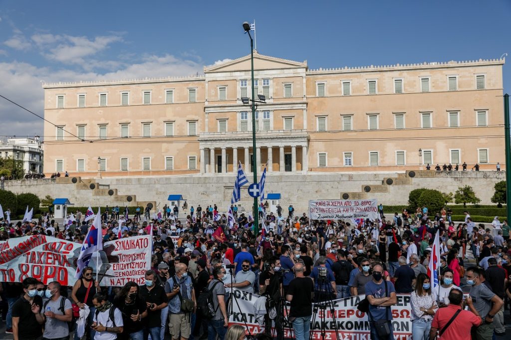 Ηχηρό «όχι» στο αντεργατικό νομοσχέδιο Χατζηδάκη – Μαζική η συγκέντρωση έξω από τη Βουλή (Photos)