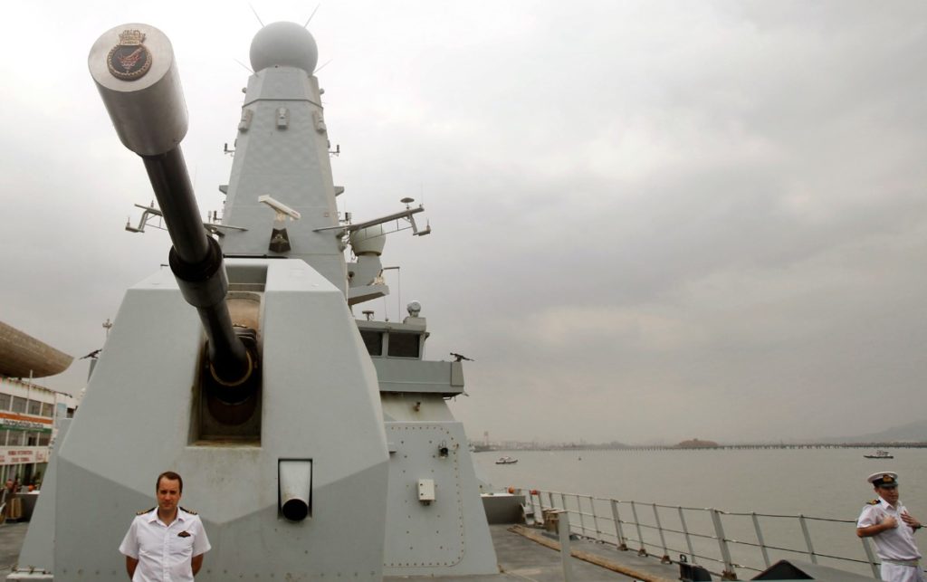 Οι Βρετανοί διαψεύδουν τη ρίψη ρωσικών πυρών εναντίον πλοίου στη Μαύρη Θάλασσα