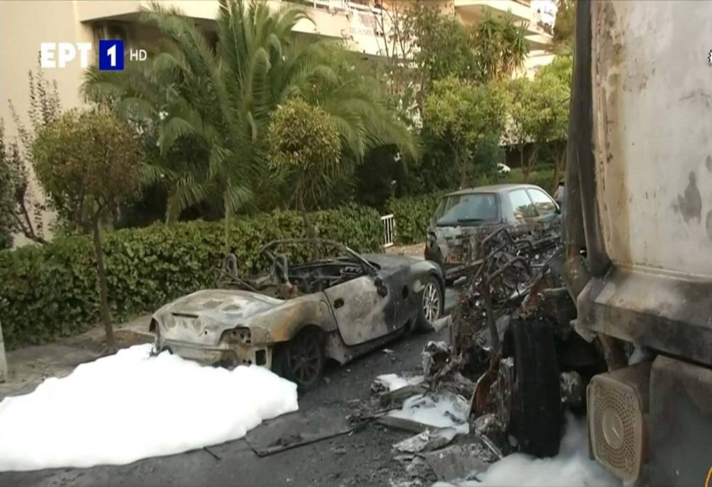 Σοβαρό τροχαίο στο Καβούρι: Εκρήξεις και φωτιά σε αυτοκίνητα (Photos – Video)