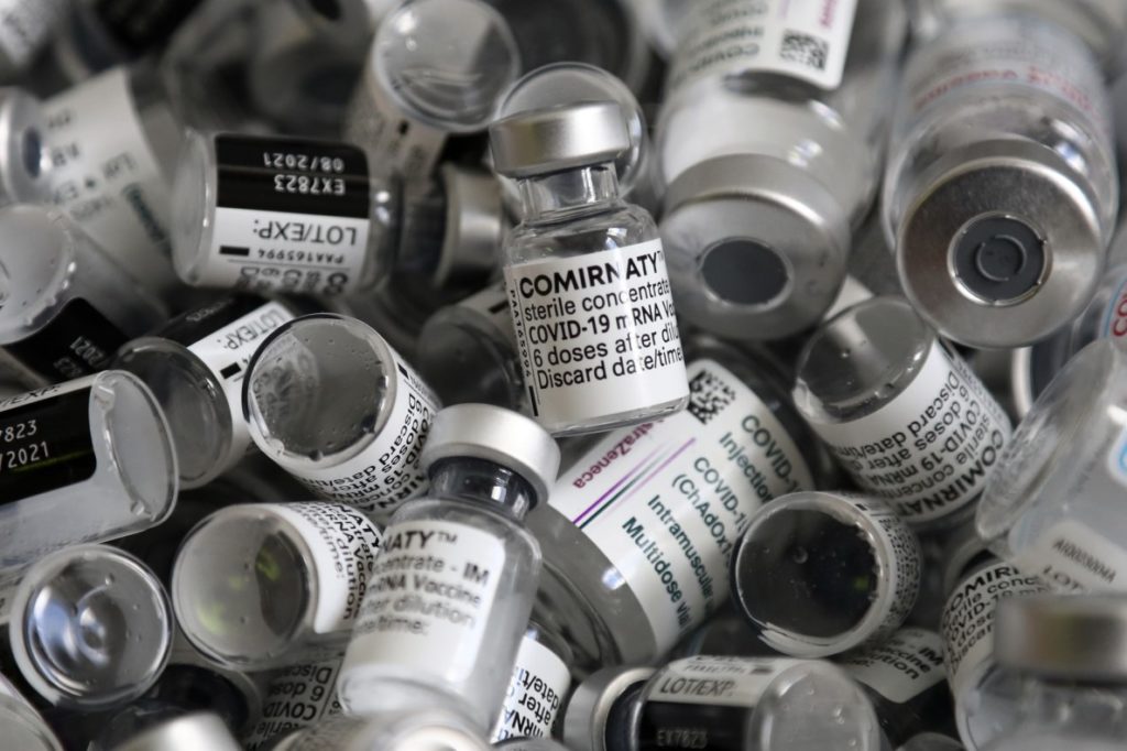 Εμβόλια Pfizer – Moderna: Τι δείχνουν τα στοιχεία για την προστασία μετά την τρίτη δόση