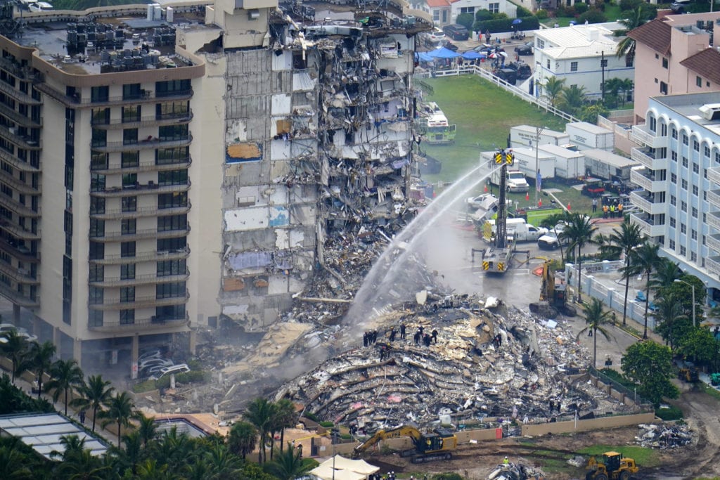 Φλόριντα: Δώδεκα νεκροί και 149 αγνοούμενοι έξι μέρες μετά την κατάρρευση του κτιρίου – Στον τόπο της τραγωδίας ο Μπάιντεν