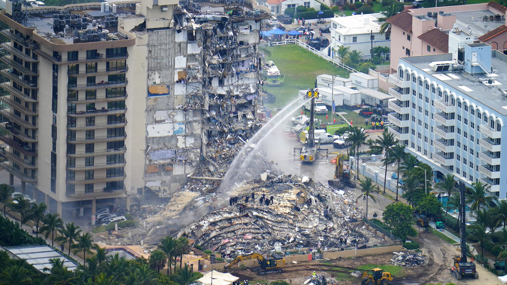 Μαϊάμι: Λιγοστεύουν οι ελπίδες να βρεθούν επιζώντες στα ερείπια του 12ώροφου κτιρίου (Videos)