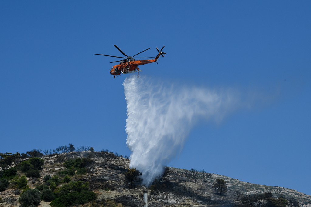 Υπό μερικό έλεγχο η φωτιά στα Καλύβια Αττικής