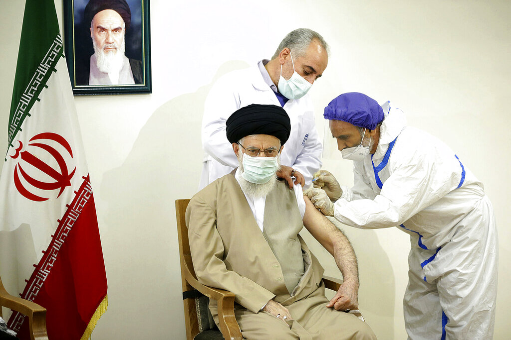 Ιράν: Ο αγιατολάχ Χαμενεΐ έκανε την πρώτη δόση του ιρανικού εμβολίου κατά της Covid