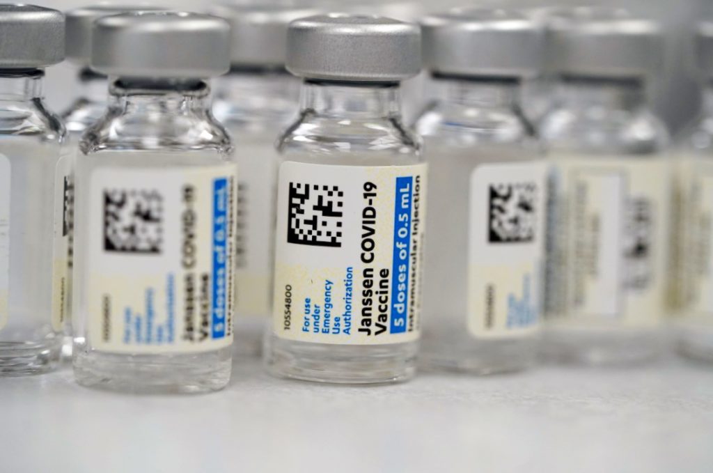 WSJ: J&J και AstraZeneca ερευνούν τροποποίηση των εμβολίων τους λόγω των θρομβώσεων