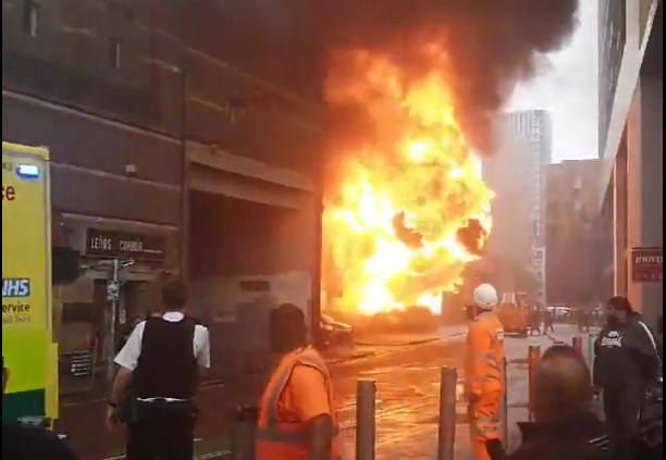 Μεγάλη φωτιά κοντά σε σταθμό του μετρό στο Λονδίνο (Video)