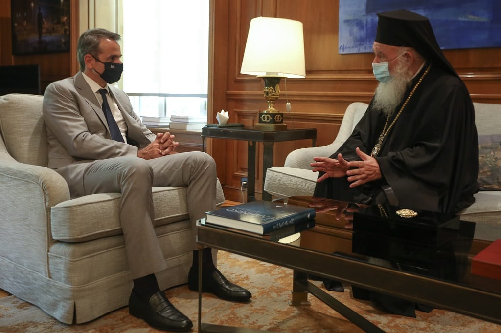 Σε απόγνωση ο Μητσοτάκης με την κάμψη των εμβολιασμών ζήτησε βοήθεια από τον Ιερώνυμο