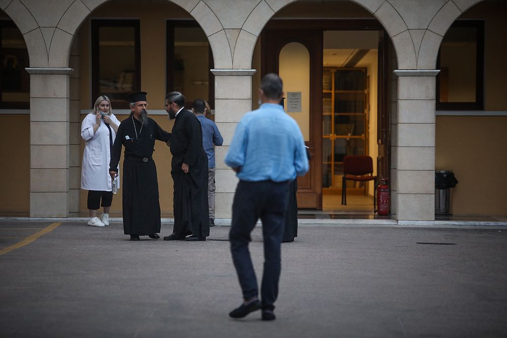 Συγκλονιστικές μαρτυρίες: «Έλιωσαν τα ράσα μου» – «Βγήκαν οι ιερείς σχεδόν χωρίς ράσα» (Video)