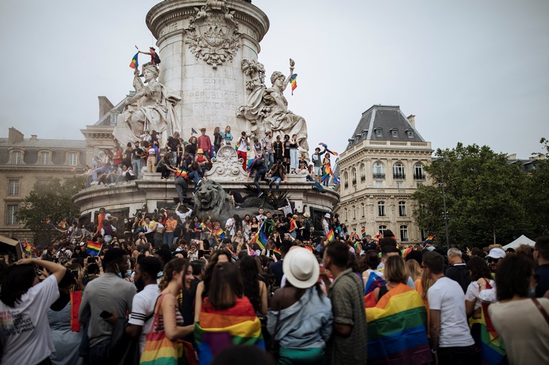 Διαδήλωση στο Παρίσι για τα δικαιώματα των ομοφυλόφιλων, με το βλέμμα στραμμένο στην Ουγγαρία