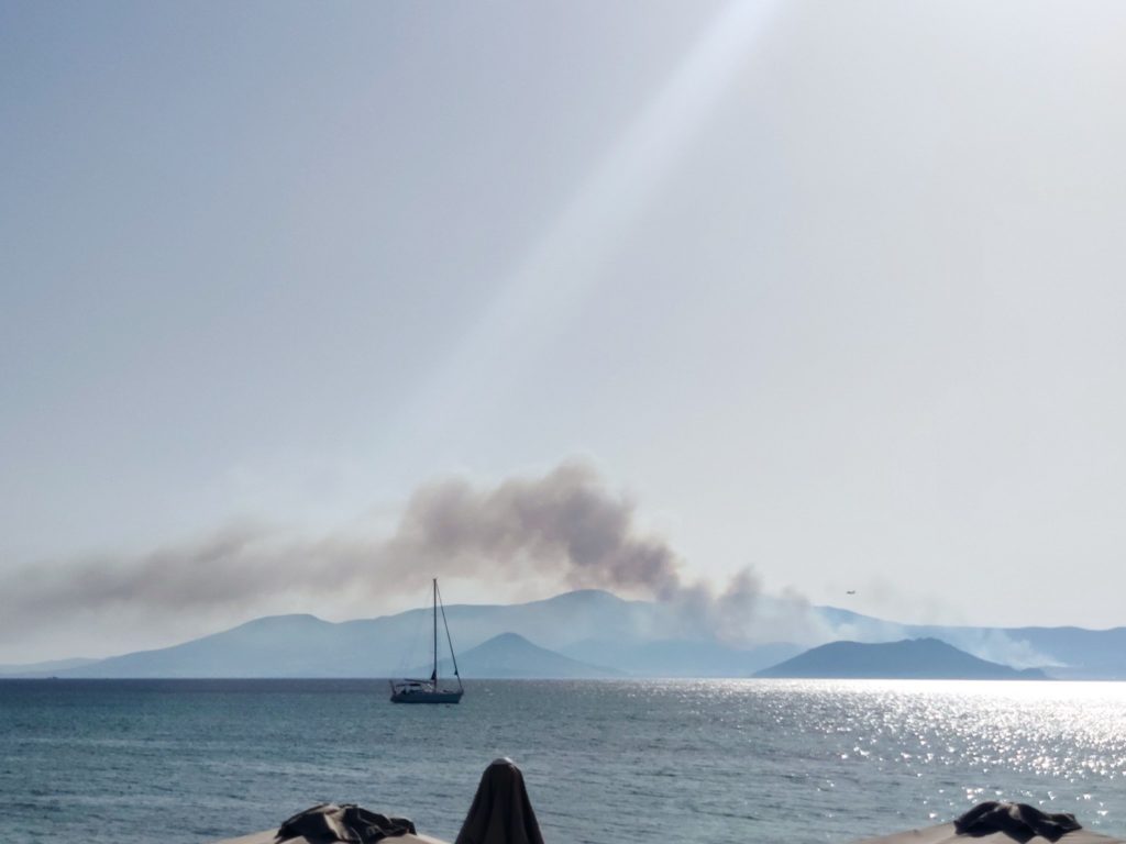 Μεγάλη φωτιά στην Πάρο, ενισχύει τις δυνάμεις της η Πυροσβεστική