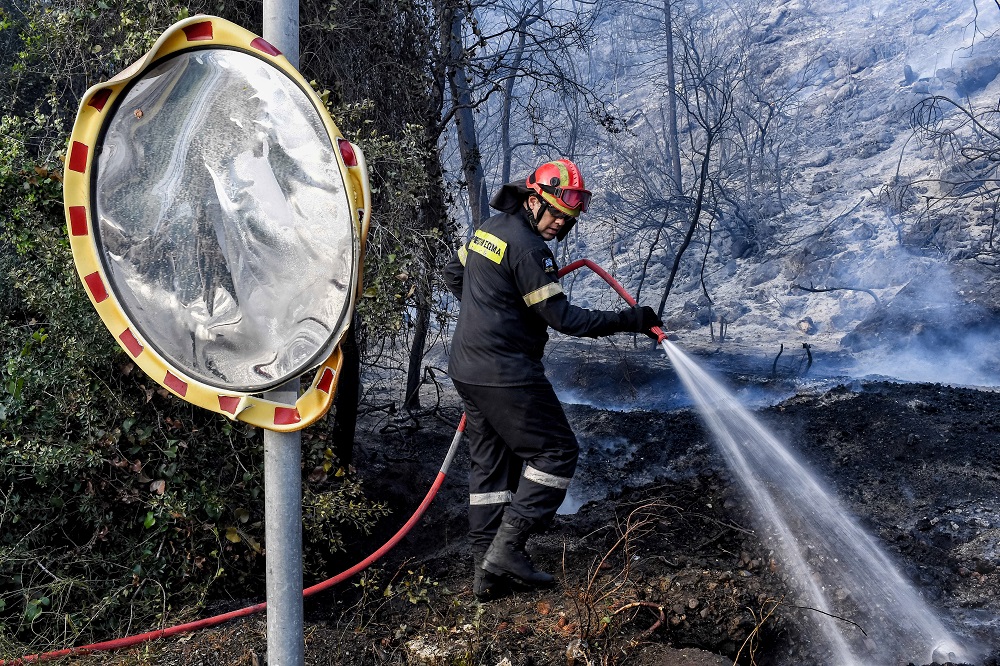 Βραυρώνα Αττικής: Σε εξέλιξη πυρκαγιά σε δασική έκταση