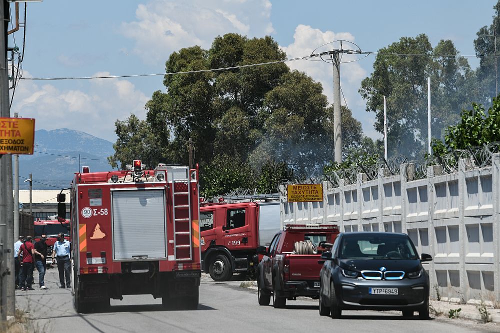 Ασπρόπυργος: Υπό έλεγχο η φωτιά στο βυτιοφόρο – Είχε ζητηθεί εκκένωση της περιοχής (Photos – Video)