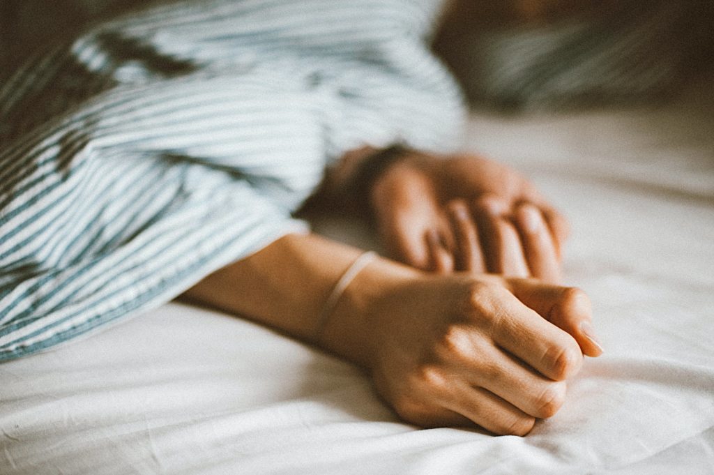 Αμερικανική έρευνα: Ο χρόνιος κακός ύπνος συνδέεται με μεγαλύτερη πιθανότητα σοβαρής νόσησης με Covid-19