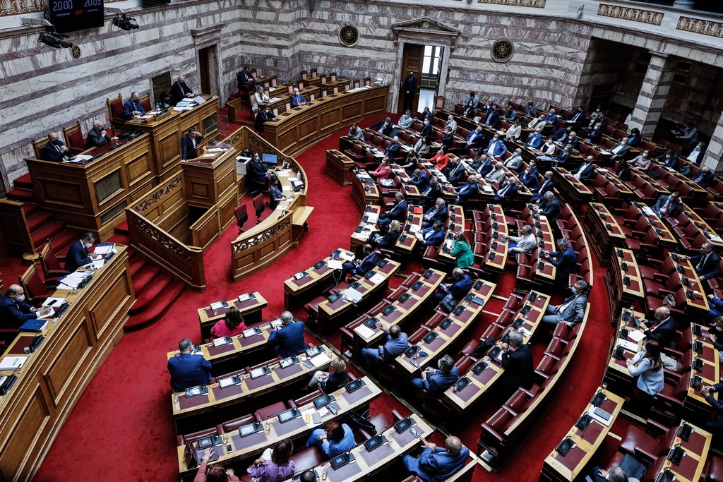 Γαλάζιοι και πράσινοι μπέρδεψαν τις γραμμές τους στη Βουλή με τον ΣΥΡΙΖΑ στη μέση