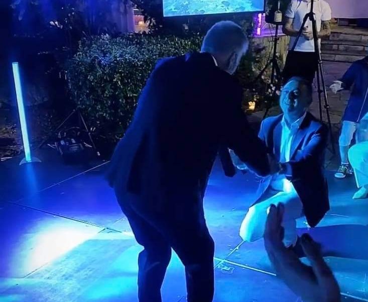 Βουλευτής της ΝΔ γλέντησε με την ψυχή του σε γάμο ενώ απαγορεύεται η μουσική (Photo)
