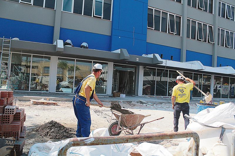 Η (απλήρωτη) δουλειά  κάνει τους άντρες;