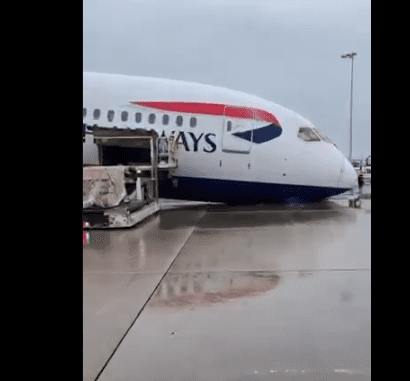 Βρετανία: «Κατέρρευσε» ξαφνικά το μπροστινό μέρος αεροπλάνου της British Airways (Video)