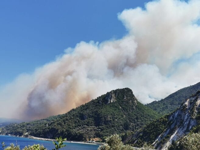 Μαίνεται η μεγάλη πυρκαγιά στη Σάμο – «Εμπρησμό» καταγγέλλει ο δήμαρχος ανατολικής Σάμου (Photos – Video)