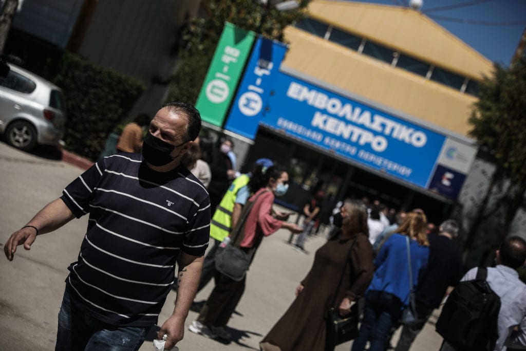 Υποχρεωτικός εμβολιασμός: Τις επόμενες ημέρες οι ανακοινώσεις – Ποιους κλάδους αφορά