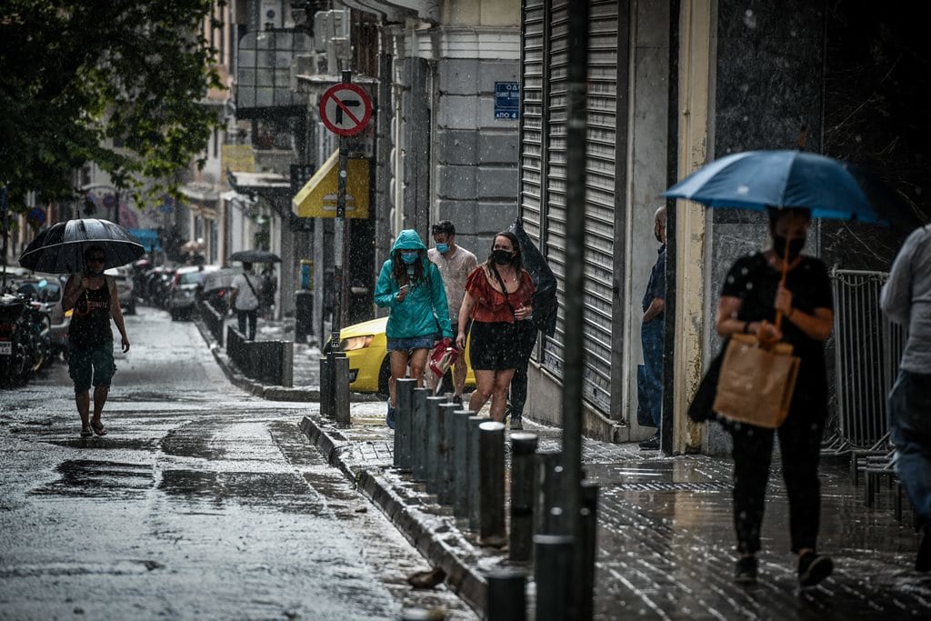 Η «Ψυχρή Λίμνη» επελαύνει στην ηπειρωτική Ελλάδα – Προβλήματα στην Καρδίτσα (Photos – Video)