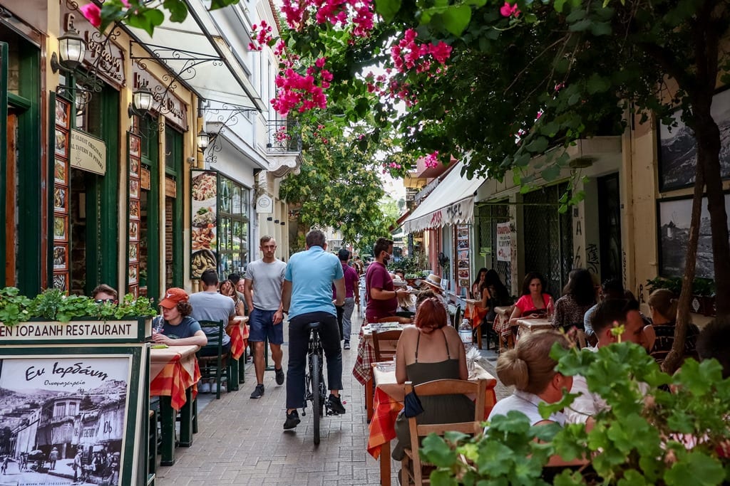 Εστίαση και διασκέδαση μόνο για καθήμενους από σήμερα και νέα μέτρα προ των πυλών