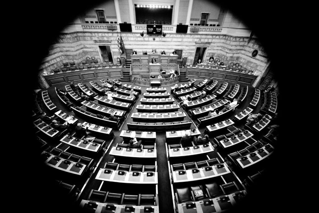 Θέατρο σκιών και πάλι η Βουλή: Άδεια τα κυβερνητικά έδρανα στη συζήτηση για το πόρισμα της Προανακριτικής (Photos)