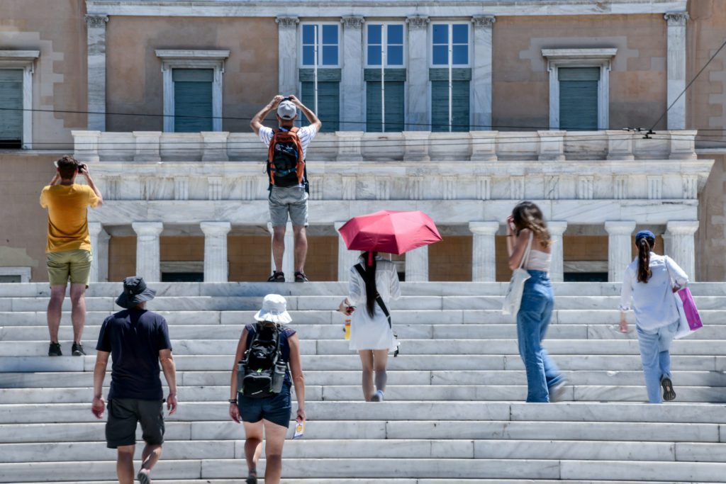 Καύσωνας: Στα ύψη το πολιτικό θερμόμετρο μετά την πρόταση Τσίπρα για αργία τη Δευτέρα