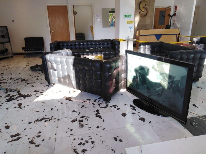 Γυαλιά – καρφιά τα γραφεία του «Σίγμα» στην Κύπρο – Η στιγμή της εισβολής: «Δεχόμαστε επίθεση» (Video)