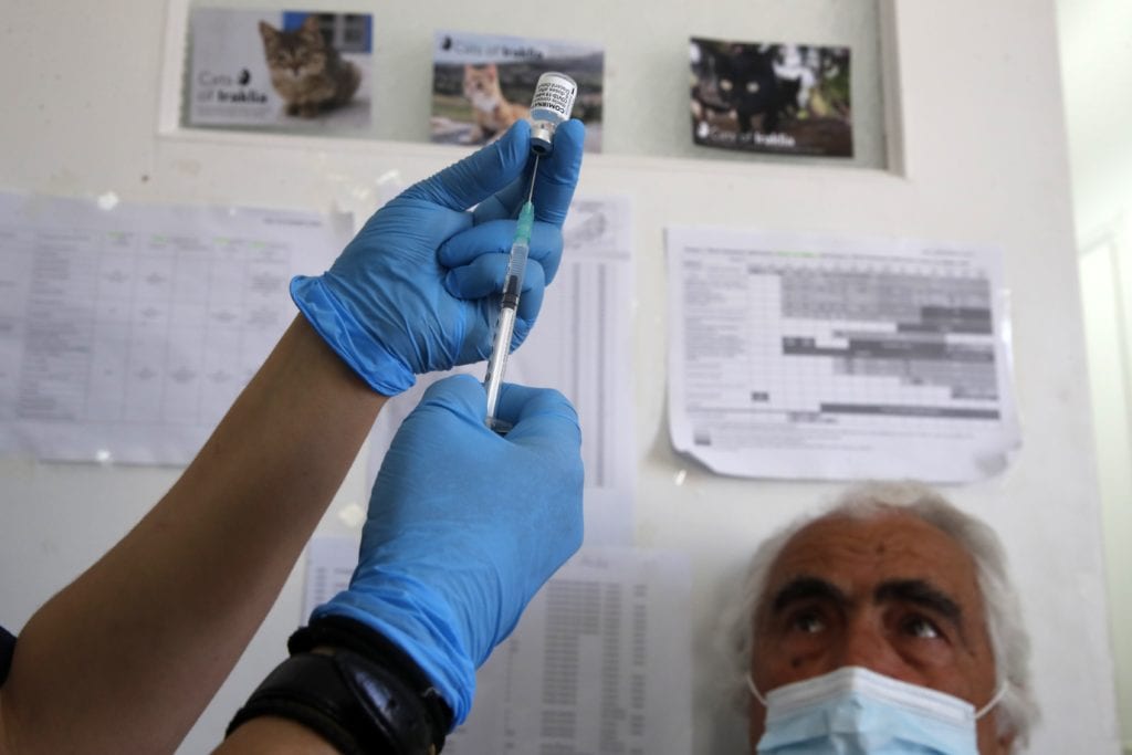 Κορονοϊός: Πρωτοπόροι και ουραγοί στην εμβολιαστική κάλυψη – Τα στοιχεία ανά περιφέρεια