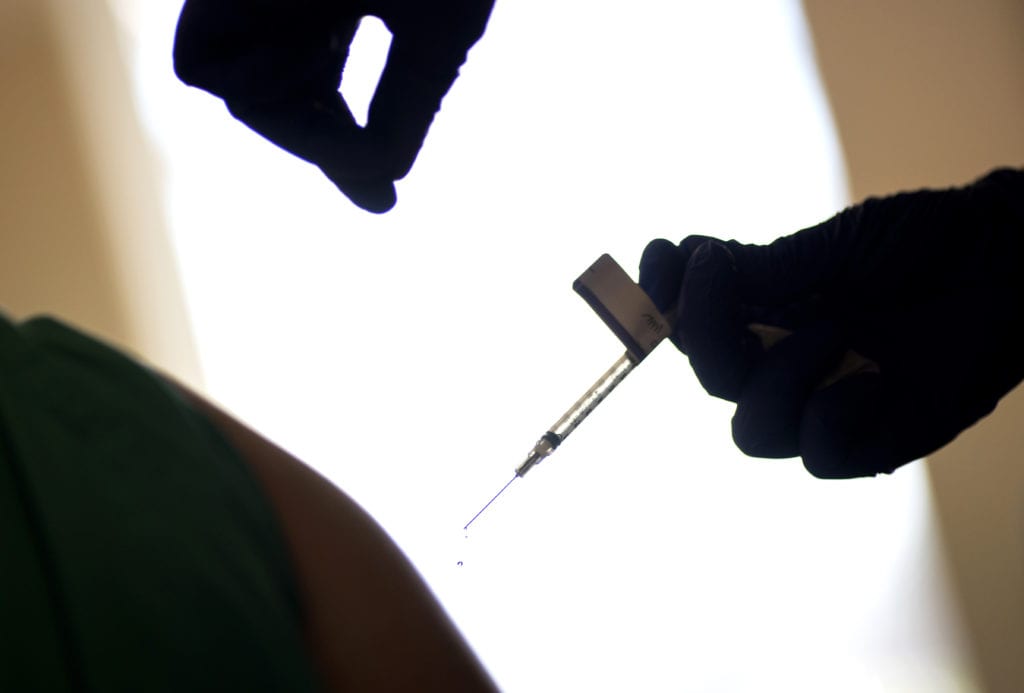 Κομισιόν: Οι ενισχυτικές δόσεις των εμβολίων να είναι διαθέσιμες για τους ενήλικες άνω των 40 ετών