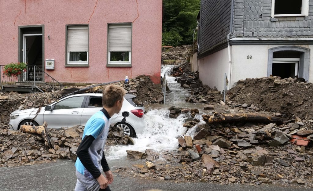 Διεθνής Τύπος: Πλημμύρες αφήνουν πίσω νεκρούς και καταστροφές στη Γερμανία 