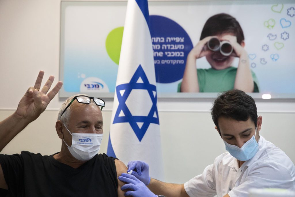 Ισραήλ: Ξεκίνησαν οι εμβολιασμοί με τρίτη δόση για πολίτες άνω των 60 ετών – Εμβολιάστηκε ο πρόεδρος