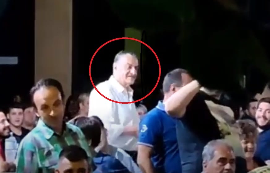 O αντιπρόεδρος της Βουλής Χαράλαμπος Αθανασίου… ανέμελος και χωρίς μάσκα σε πανηγύρι της Λέσβου (Videos)