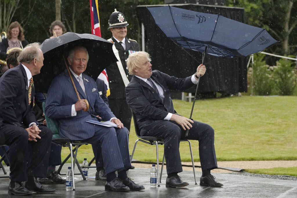 Βρετανία: Ο Μπόρις Τζόνσον «παλεύει» με μια ομπρέλα και ο Κάρολος γελάει! (Video)