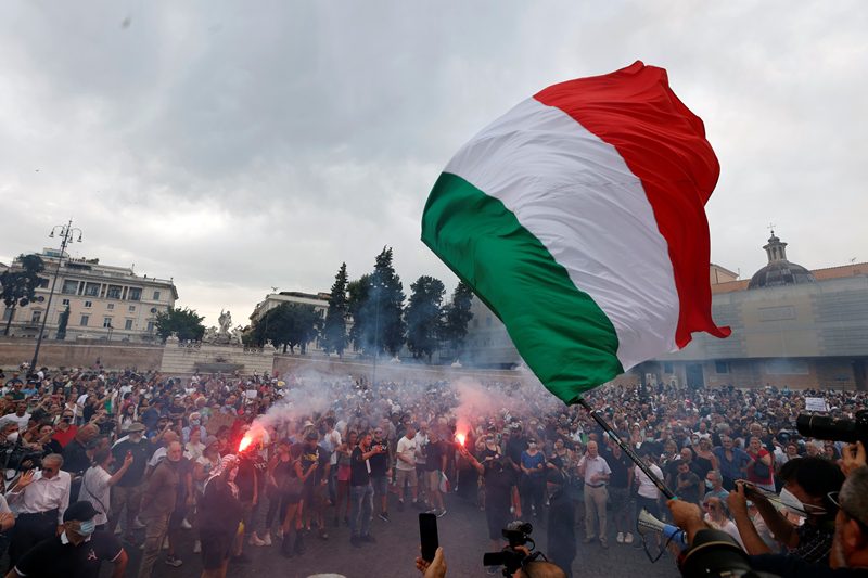 Ιταλία: Aρνητές του κορονοϊού διαδήλωσαν στην κεντρική πλατεία της Ρώμης