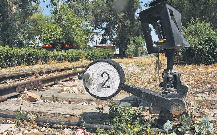 Χορτάριασαν οι γραμμές του τρένου στην Πελοπόννησο