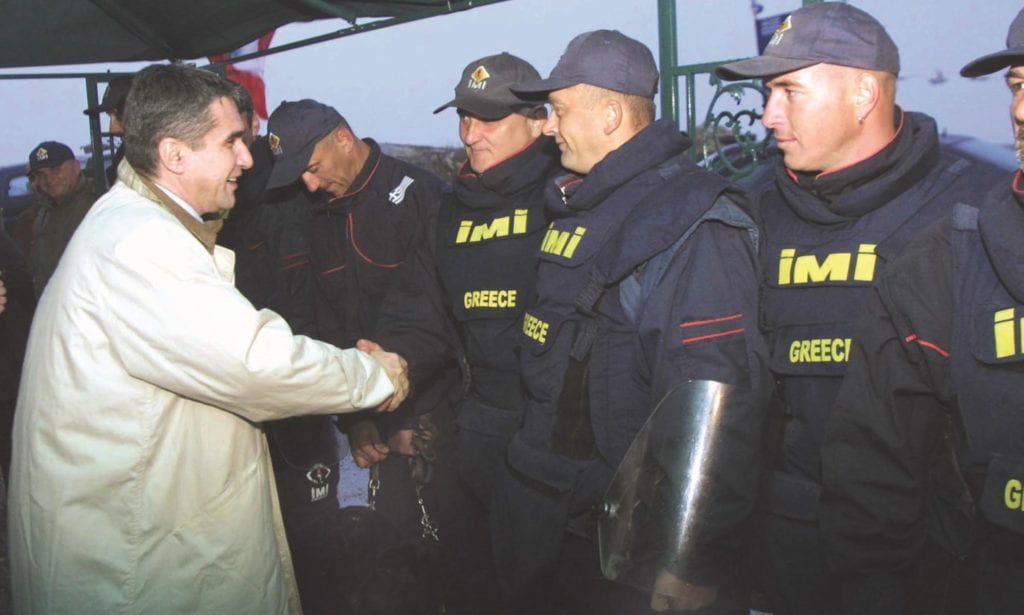 Ντοκουμέντα: Ο Λοβέρδος «αγκαλιά» με τον καταδικασθέντα για τη ΜΚΟ με τις Αποναρκοθετήσεις